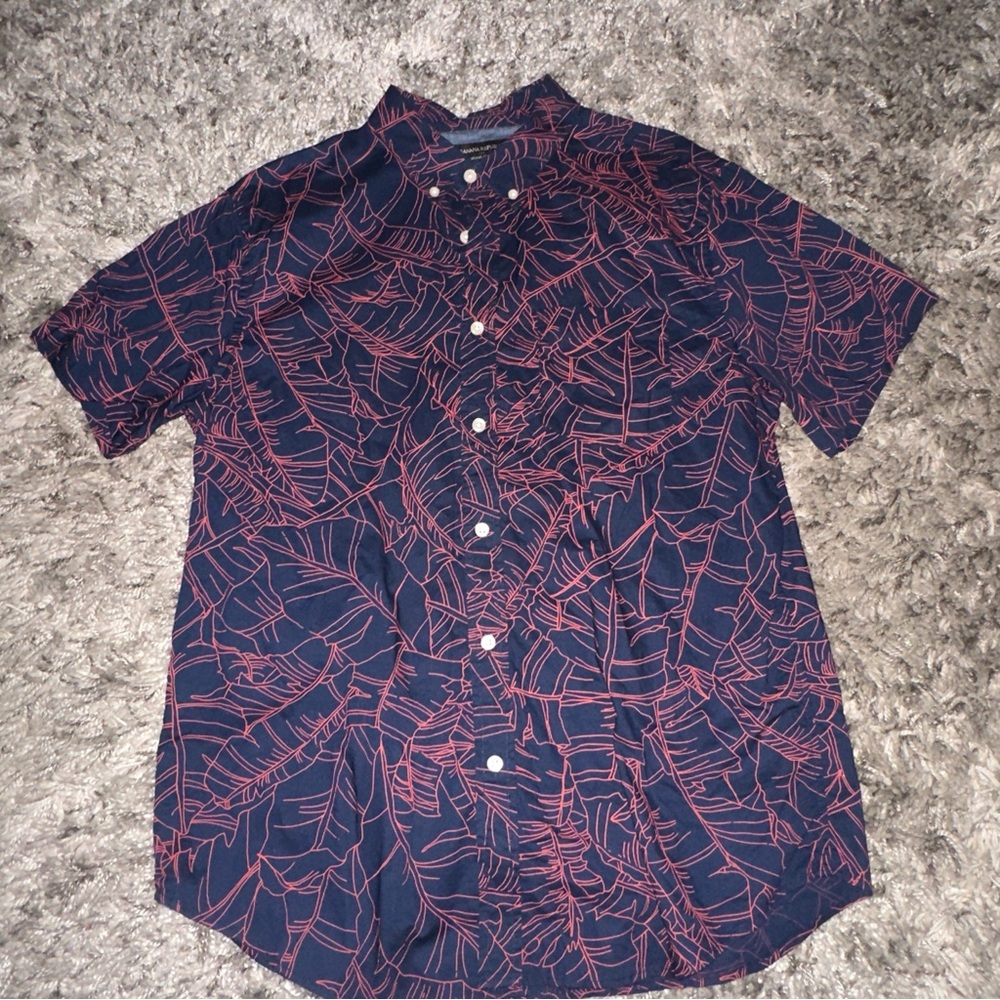 Banana Republic Men's Shirt in Navy and Red Leaf Pattern